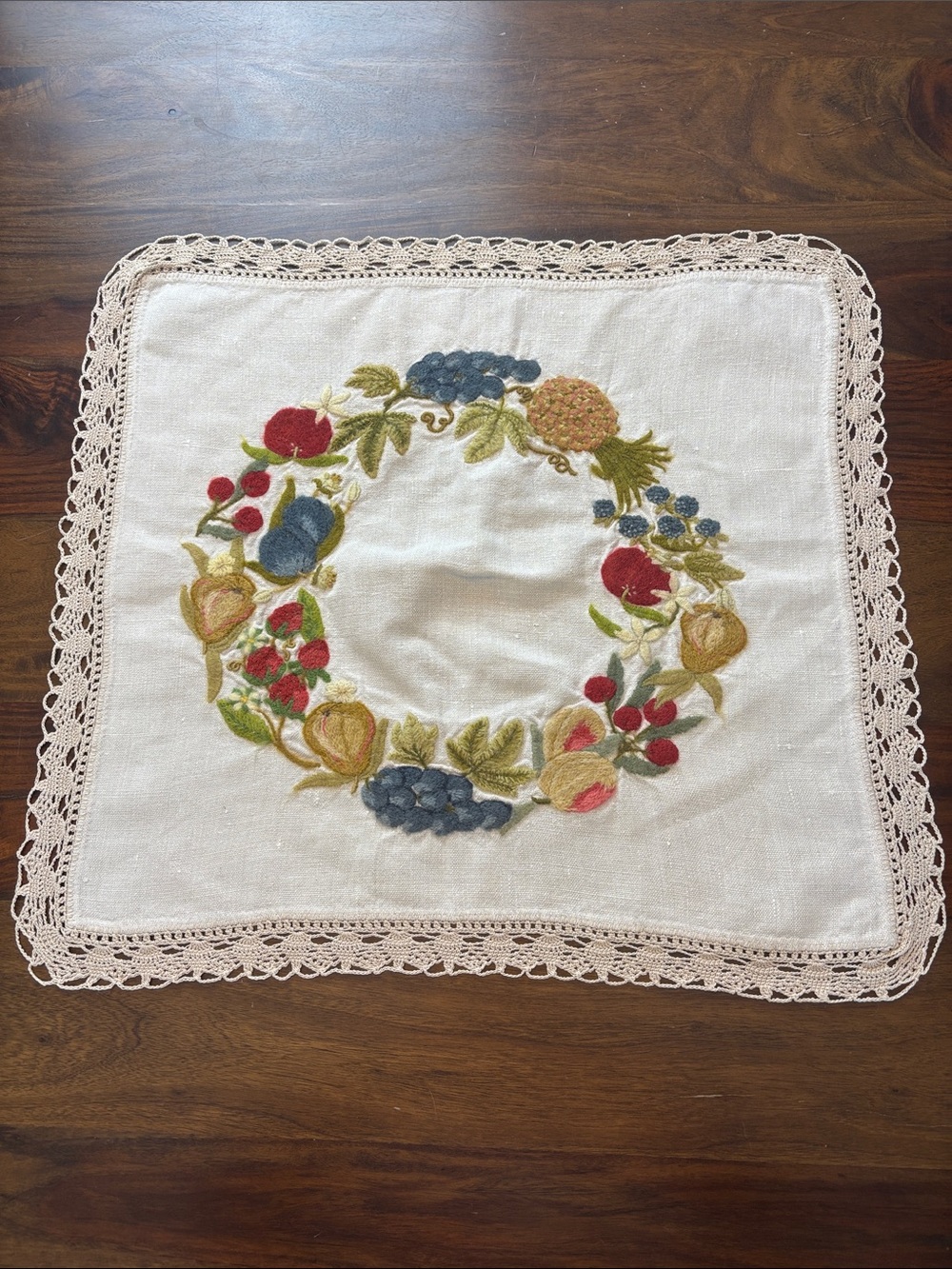 Vintage Hand-Embroidered Couronne d'automne Cream Linen Table Linen - AMAZING!